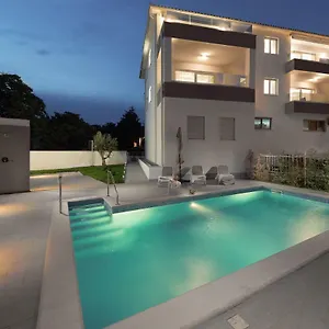 https://viras-luxury-holiday.in-istria.net